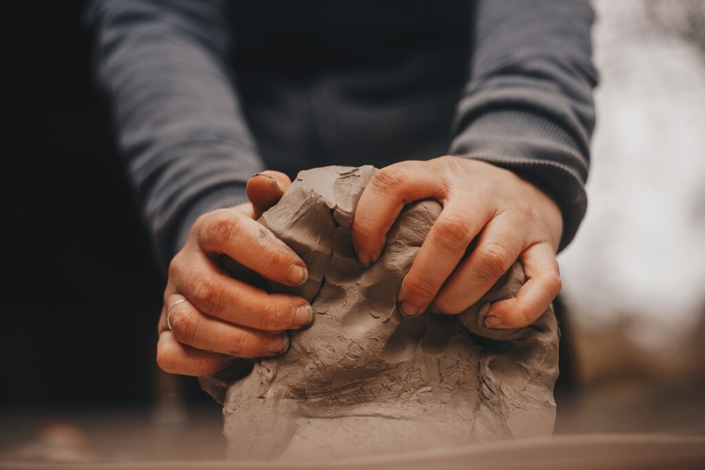 volume, hands, art-3878986.jpg
